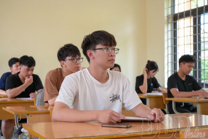 Thí sinh tập trung nghe cán bộ coi thi phổ biến quy chế thi.