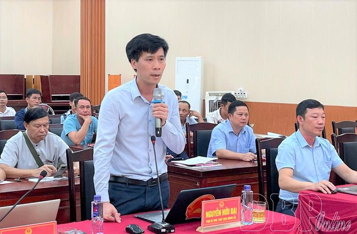 Lãnh đạo xã Mường Chà trao đổi, làm rõ những ý kiến, kiến nghị tại hội nghị tiếp xúc cử tri.