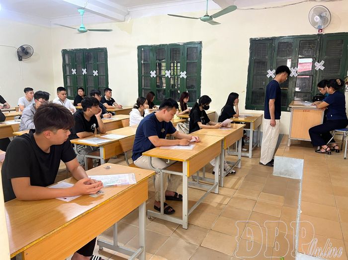 Thí sinh làm thủ tục dự thi tại điểm thi Trường THPT Điện Biên Phủ.