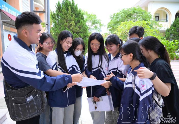 Thí sinh tại điểm thi Trường THPT Chuyên Lê Quý Đôn đến làm thủ tục dự thi với sự quyết tâm cao.