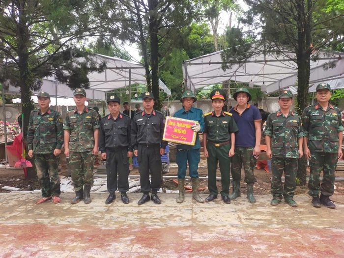 Đại tá Vương Đình Hòa tặng quà các lực lượng làm nhiệm vụ tại thực địa.