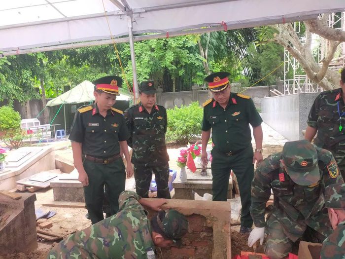 Thủ trưởng Bộ CHQS tỉnh kiểm tra tại thực địa.