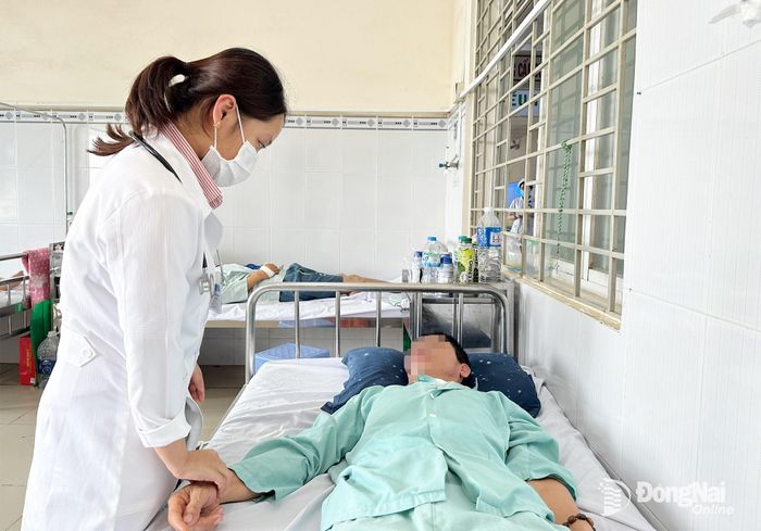 Bác sĩ Khoa Nội thần kinh, Bệnh viện Đa khoa khu vực Long Khánh kiểm tra sức khỏe cho một bệnh nhân đột quỵ. Ảnh: Hạnh Dung