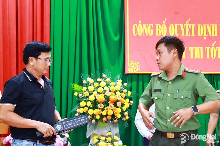 Cán bộ Phòng An ninh chính trị nội bộ Công an thành phố Đồng Nai hướng dẫn giám thị sử dụng máy quét phát hiện thiết bị công nghệ cao. Ảnh: Công Nghĩa