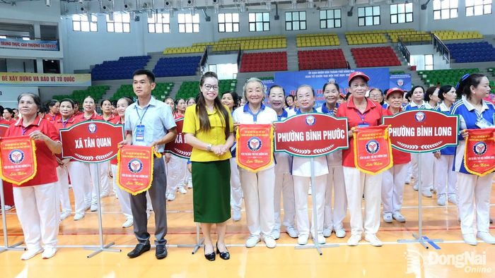 Ban Tổ chức trao cờ lưu niệm cho các đội tham dự giải. Ảnh: Quang Xuân