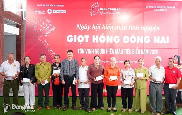 Các đại biểu trao quà cho người cao tuổi. Ảnh: Lê Duy