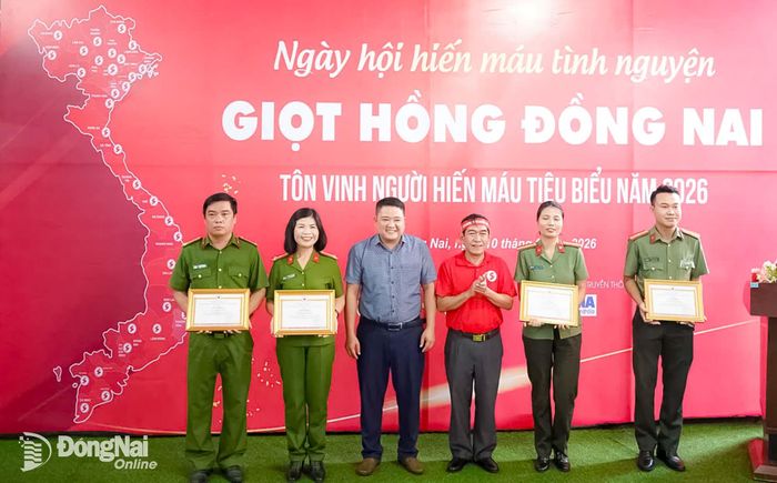 Đại diện Ban tổ chức Hành trình đỏ Trung ương và Ban Chỉ đạo vận động hiến máu tình nguyện thành phố Đồng Nai trao giấy khen cho các cá nhân. Ảnh: Lê Duy