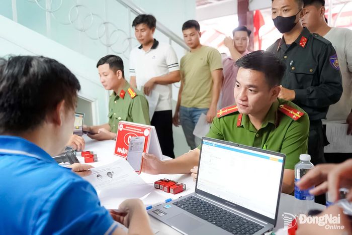 Cán bộ, chiến sĩ Công an thành phố Đồng Nai tham gia hiến máu. Ảnh: Lê Duy