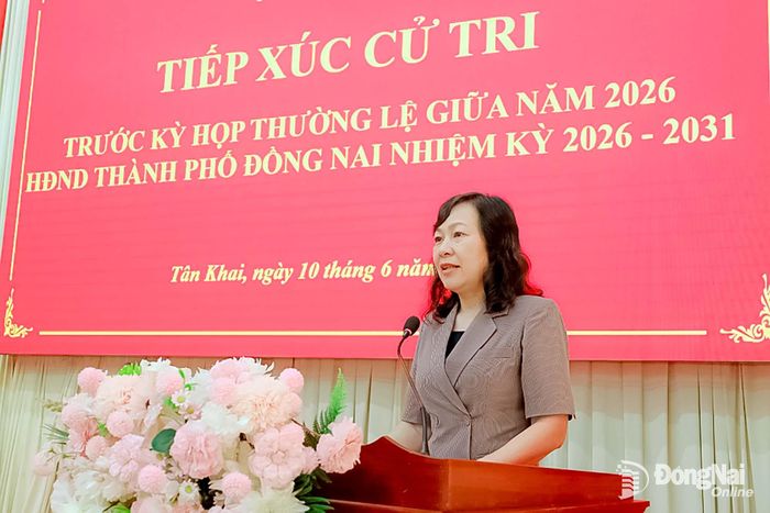 Phó Bí thư Thành ủy, Chủ tịch Ủy ban MTTQ Việt Nam thành phố Huỳnh Thị Hằng, đại biểu HĐND thành phố Tổ đại biểu số 12 tiếp xúc cử tri phường Tân Khai. Ảnh: Quý Son