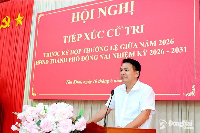 Phó Giám đốc Sở Nội vụ Mai Xuân Tuân làm rõ các ý kiến, kiến nghị liên quan đến lĩnh vực chính sách xã hội. Ảnh: Quý Son