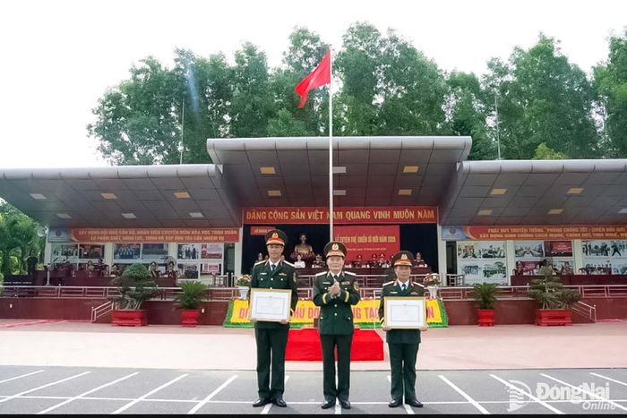 Thiếu tướng Trịnh Thành Đồng khen thưởng các tập thể, cá nhân Lữ đoàn 87. Ảnh: Tuấn Bằng