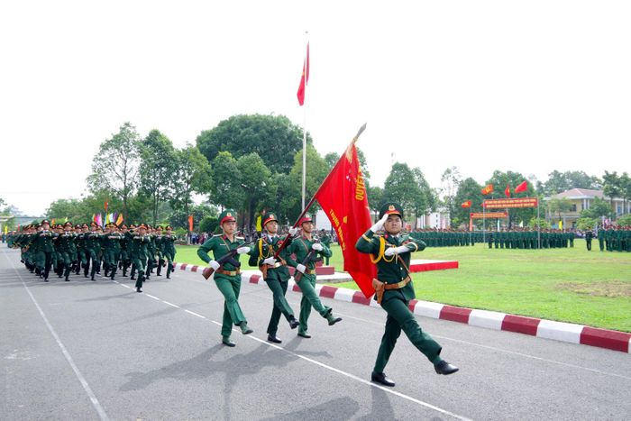Duyệt đội ngũ tại Sư đoàn 309. Ảnh: Nguyễn Hùng