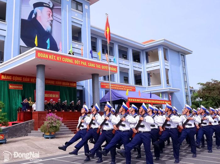 Chiến sĩ mới Hải quân duyệt đội ngũ. Ảnh: Nguyệt Hà