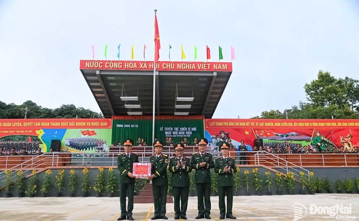 Thiếu tướng Trần Chí Tâm tặng quà cho cán bộ, chiến sĩ Trung đoàn 736. Ảnh: Văn Chung