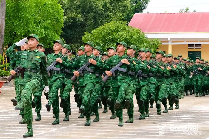 Duyệt đội ngũ trong Lễ tuyên thệ chiến sĩ mới của Tiểu đoàn Huấn luyện - Cơ động, Ban Chỉ huy Bộ đội Biên phòng. Ảnh: Hữu Thịnh