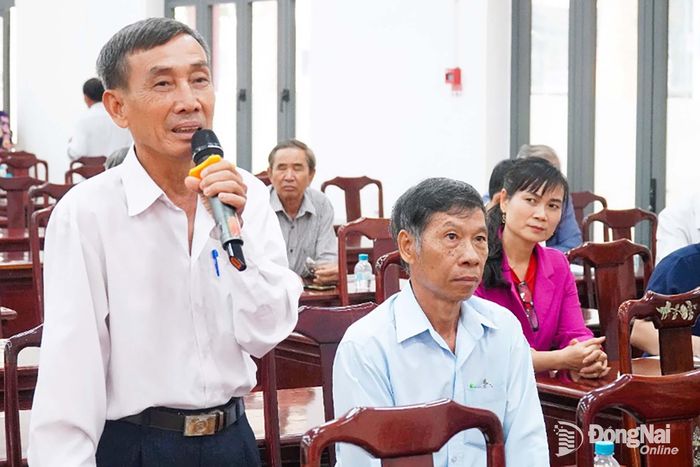Các cử tri nêu ý kiến tại buổi tiếp xúc. Ảnh: Văn Tâm