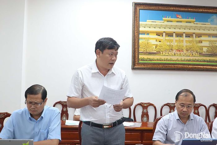Đại diện địa phương báo cáo tiến độ triển khai các dự án tại buổi làm việc. Ảnh: Phạm Tùng