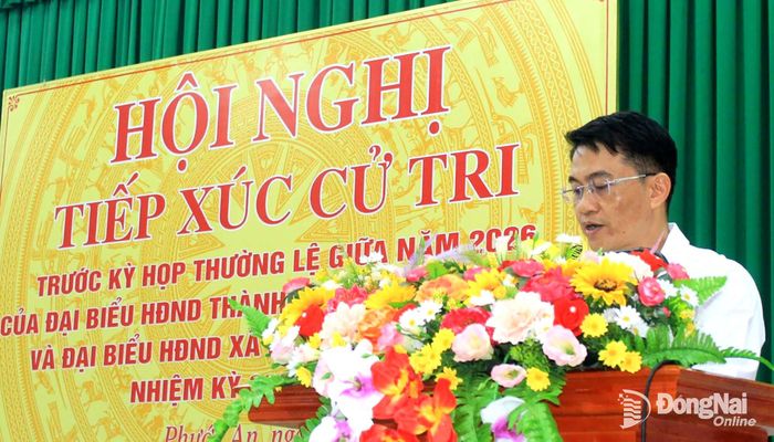 Bí thư Đảng ủy, Chủ tịch HĐND xã Phước An Đỗ Huy Khánh phát biểu tiếp thu các ý kiến cử tri. Ảnh: Đoàn Mai