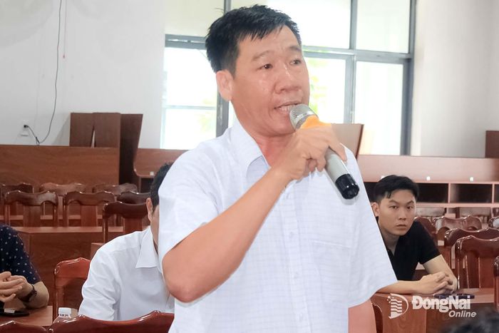 Cử tri xã Phước An phát biểu ý kiến trong buổi tiếp xúc. Ảnh: Đoàn Mai