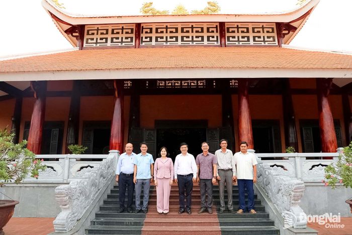 Thành ủy viên, Phó Chủ tịch UBND thành phố Hồ Văn Hà cùng các đồng chí lãnh đạo phường Xuân Lộc chụp hình lưu niệm tại Đền thờ Liệt sĩ Xuân Lộc. Ảnh: Lê Tùng