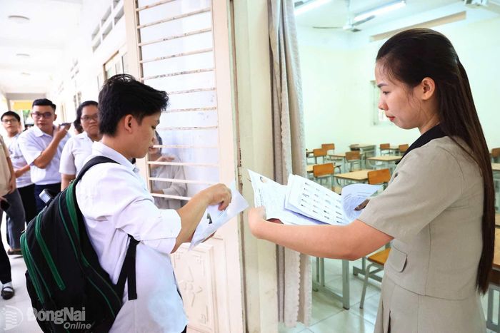 Giám thị gọi thí sinh vào phòng thi để làm thủ tục dự thi. Ảnh: Công Nghĩa
