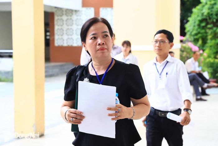 Giám thị đến phòng thi thực hiện nhiệm vụ tại điểm thi Trường THPT chuyên Lương Thế Vinh. Ảnh: CN