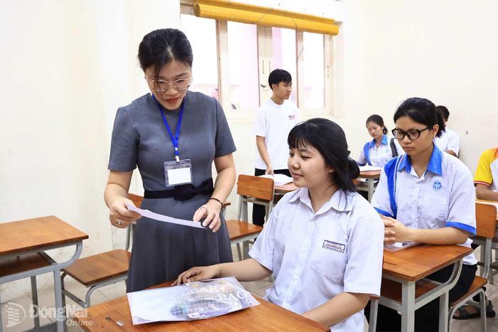 Thông tin của từng thí sinh đều được giám thị kiểm tra đầy đủ và điều chỉnh nếu cần thiết. Ảnh: Công Nghĩa