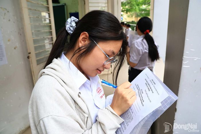 Thí sinh ký cam kết không vi phạm quy chế thi trong buổi làm thủ tục dự thi tốt nghiệp. Ảnh: CN