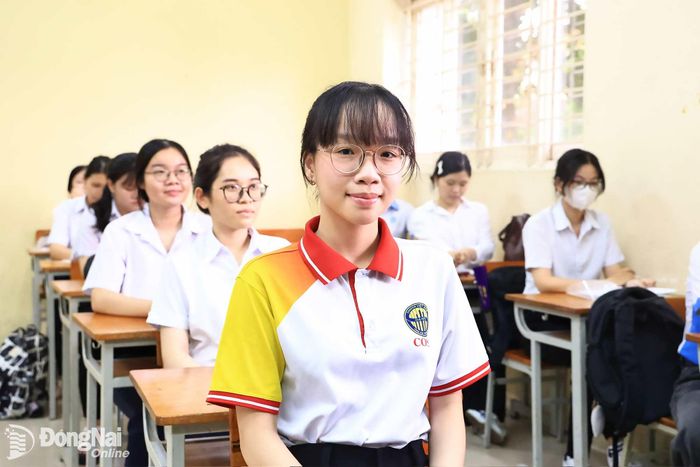 Thí sinh hệ giáo dục thường xuyên của Trường cao đẳng Thống kê II thi tại điểm thi Trường THPT chuyên Lương Thế Vinh tự tin trước kỳ thi quan trọng. Ảnh: CN