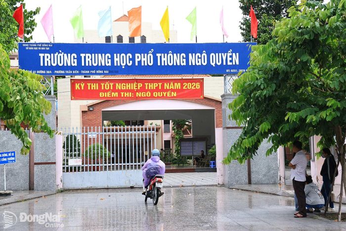 Thí sinh đến điểm thi Trường THPT Ngô Quyền (phường Trấn Biên) khi trời đổ mưa nặng hạt. Ảnh: Công Nghĩa