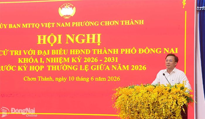 Phó Bí thư Đảng ủy, Chủ tịch UBND phường Chơn Thành Nguyễn Anh Tài trả lời các ý kiến của cử tri theo thẩm quyền tại buổi tiếp xúc. Ảnh: Đỗ Trình