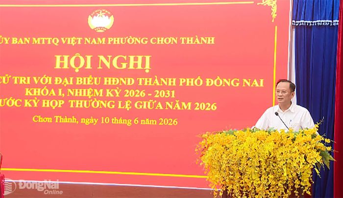 Đại biểu HĐND thành phố Đồng Nai Nguyễn Minh Bình, Bí thư Đảng ủy, Chủ tịch HĐND phường Chơn Thành phát biểu tại hội nghị. Ảnh: Đỗ Trình