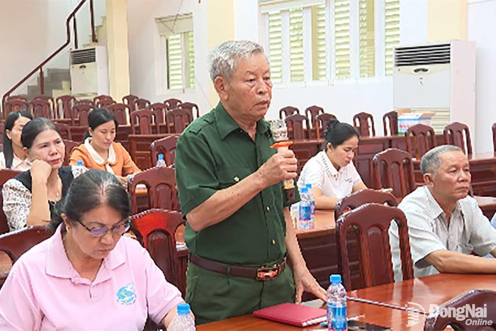 Cử tri phường Chơn Thành phát biểu ý kiến tại hội nghị. Ảnh: Đỗ Trình