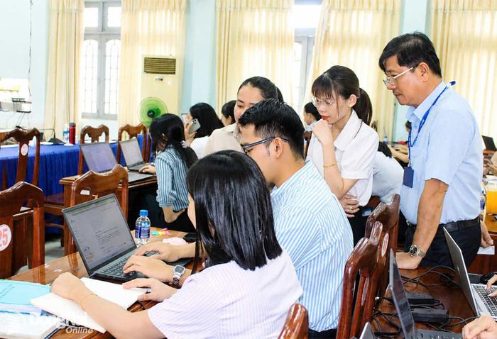 Cán bộ, công chức, viên chức các phòng, trung tâm xã Bù Đăng trao đổi cùng chuyên gia về các nội dung từ thực tiễn công tác tại cơ quan, đơn vị. Ảnh: Mỹ Hiệp