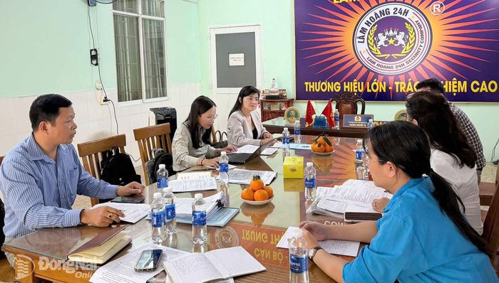 Đoàn giám sát việc thực hiện các chế độ, chính sách tại Công ty TNHH Dịch vụ Bảo vệ Lâm Hoàng 24H. Ảnh: N.Hòa