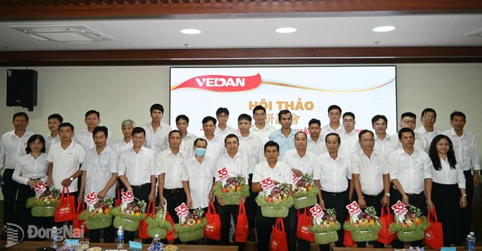 Đại diện Công đoàn và công ty trao quà cho công nhân bị tai nạn lao động, mắc bệnh hiểm nghèo tại hội thảo. Ảnh: CĐCC