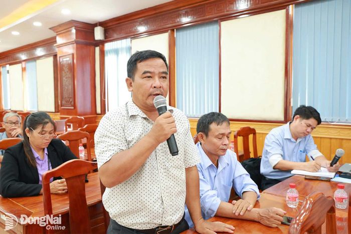 Cử tri nêu các ý kiến, kiến nghị tới các đại biểu HĐND thành phố. Ảnh: Vũ Nguyện