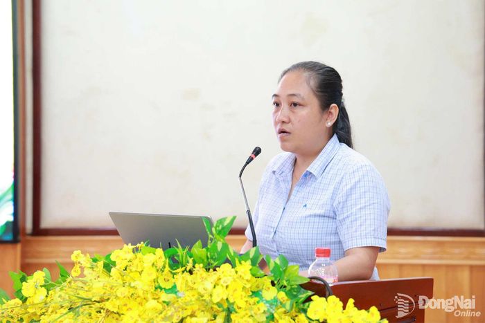 Lãnh đạo các sở, ngành của thành phố và địa phương trả lời các ý kiến, kiến nghị của cử tri tại hội nghị. Ảnh: Vũ Nguyện