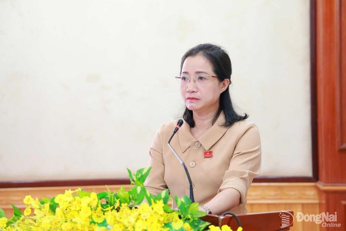 Đại HĐND thành phố Bùi Thị Minh Thúy thông tin tới cử tri về tình hình kinh tế - xã hội, quốc phòng - an ninh của thành phố trong 5 tháng đầu năm. Ảnh: Vũ Nguyện