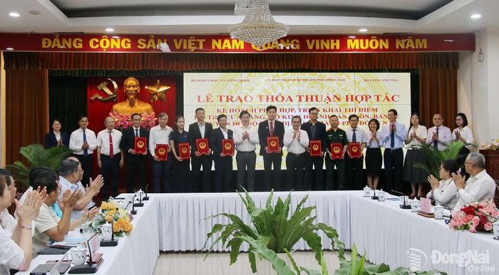 Lãnh đạo Bộ Khoa học và Công nghệ, UBND thành phố Đồng Nai trao thỏa thuận hợp tác kế hoạch phối hợp, triển khai thí điểm hỗ trợ cửa hàng, hộ kinh doanh bán buôn, bán lẻ chuyển đổi số trên địa bàn thành phố Đồng Nai cho các doanh nghiệp, đơn vị đồng hành với chương trình. Ảnh: Hải Quân