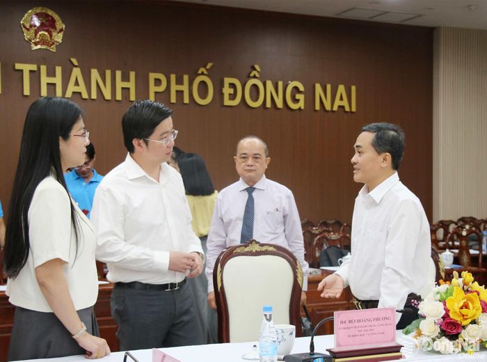 Ủy viên dự khuyết Ban Chấp hành Trung ương Đảng, Thứ trưởng Bộ Khoa học và Công nghệ Bùi Hoàng Phương trao đổi với Ủy viên Ban Thường vụ Thành ủy, Phó Chủ tịch UBND thành phố Đồng Nai Lê Trường Sơn bên lề hội nghị. Ảnh: Hải Quân