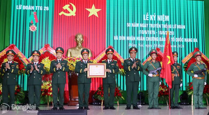 Trung tướng Lê Xuân Thế, Ủy viên Trung ương Đảng, Ủy viên Quân ủy Trung ương, Tư lệnh Quân khu 7 thừa ủy quyền của Chủ tịch nước gắn và trao Huân chương Bảo vệ Tổ quốc hạng Ba cho Lữ đoàn 26. Ảnh: Nguyệt Hà