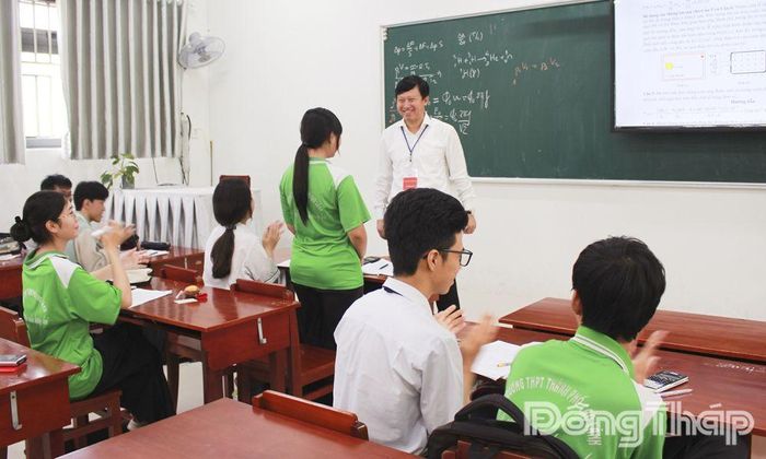 Giám đốc Sở Giáo dục và Đạo tạo tỉnh Đồng Tháp Lê Quang Trí động viên học sinh trước khi bước vào Kỳ thi tốt nghiệp THPT năm 2026.