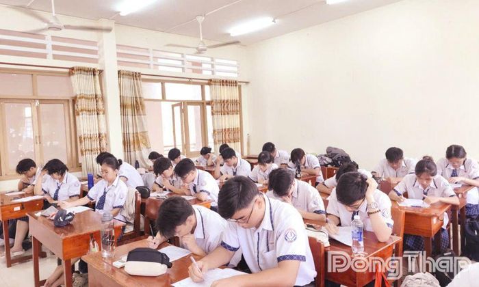 Các em học sinh lớp 12 Trường THPT Nguyễn Đình Chiểu tự tin bước vào Kỳ thi tốt nghiệp THPT năm 2026.