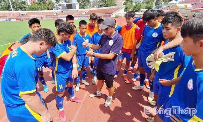 Huấn luyện viên Đinh Huỳnh Trí cùng các học trò tích cực tập luyện cho vòng loại U17 Quốc gia 2026.