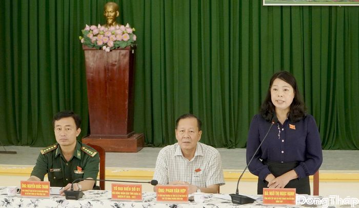 Đại biểu Ngô Thị Ngọc Hạnh phát biểu ý kiến tại buổi tiếp xúc cử tri phường Hồng Ngự.