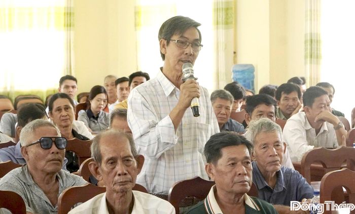 Cử tri phường Hồng Ngự phát biểu ý kiến tại buôi tiếp xúc.