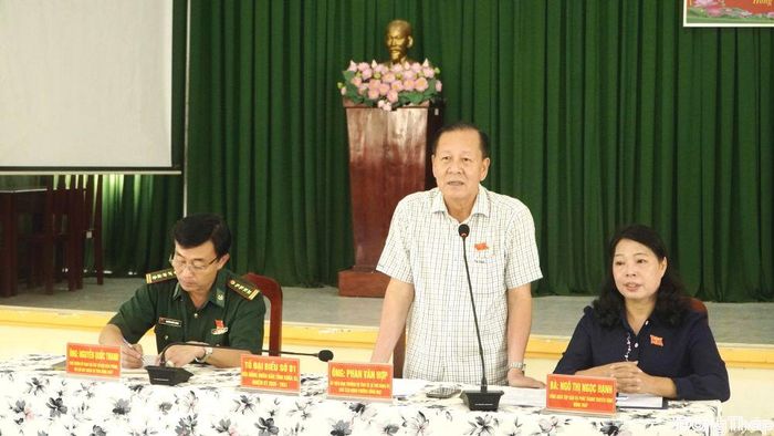 Đại biểu Phan Văn Hợp phát biểu ý kiến tại buổi tiếp xúc cử tri phường Hồng Ngự.