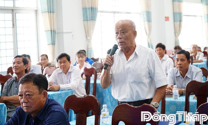 Cử tri xã Mỹ Đức Tây phát biểu ý kiến tại buổi tiếp xúc.