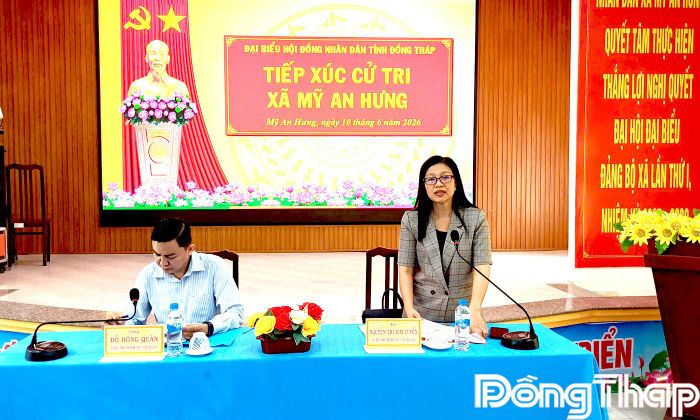 Đại biểu Nguyễn Thị Kim Tuyến phát biểu tại buổi tiếp xúc cử tri xã Mỹ An Hưng.